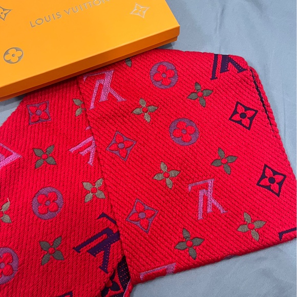 💕Louis Vuitton 💕Women’s Red Logo Scarf - Picture 4 of 4